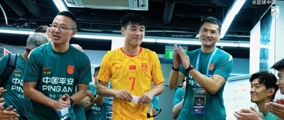 东体：武磊对身披国足战袍倍感珍惜，邵帅使用他会参考海港模式
